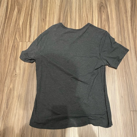 Lulu Lemon 5 year basic tee v-neck 😎👕 - Picture 2 of 2
